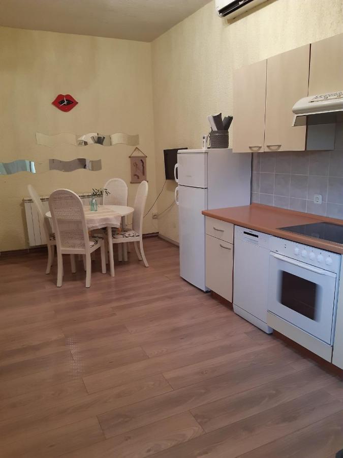 Apartment Margareta By El-Pi Tours Njivice Exterior photo