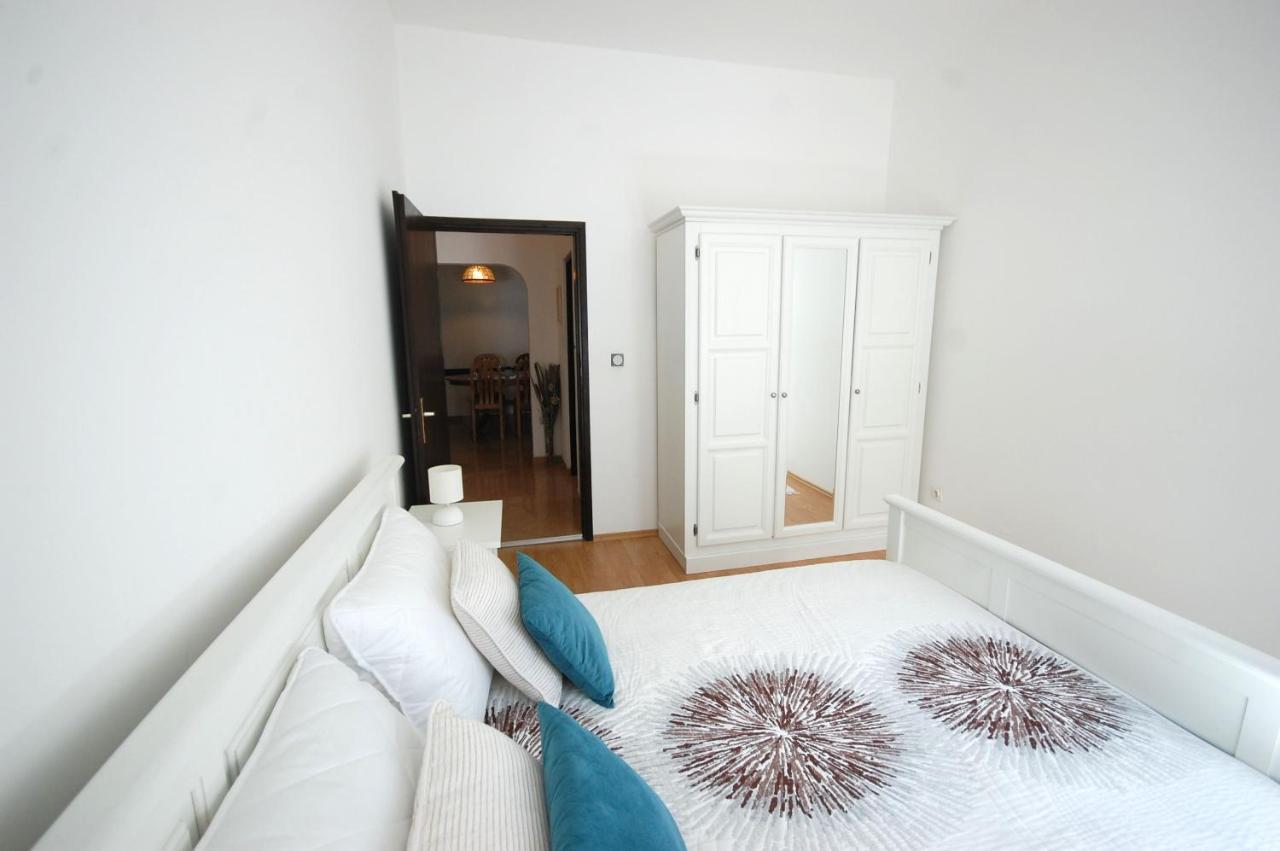 Apartment Margareta By El-Pi Tours Njivice Exterior photo