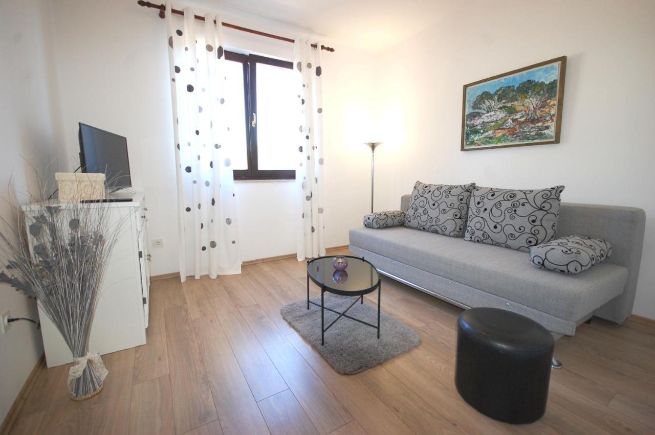 Apartment Margareta By El-Pi Tours Njivice Exterior photo