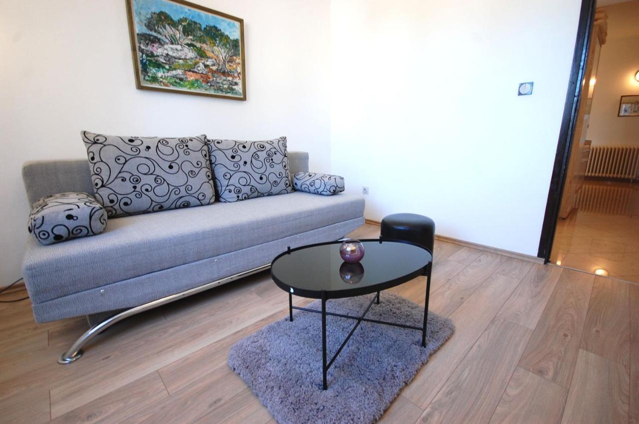 Apartment Margareta By El-Pi Tours Njivice Exterior photo